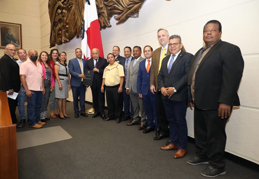 Abogados piden al presidente Laurentino Cortizo vetar el proyecto de ley aprobado en tercer debate en la Asamblea Nacional de Diputados, que mejora los salarios de los alcaldes y representantes.