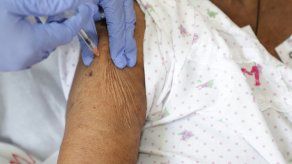 Vacunan contra el COVID-19 a más de 600 adultos mayores en casa hogares