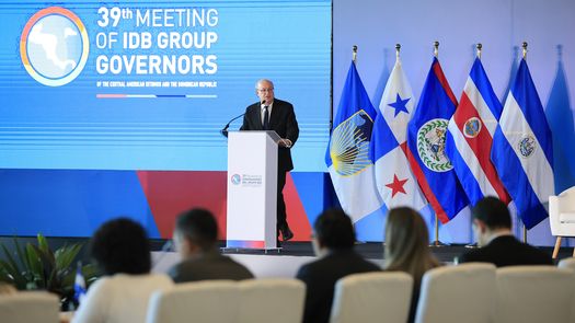 La 39 Reunión de Gobernadores del Istmo Centroamericano, Panamá y la República Dominicana del Grupo Banco Interamericano de Desarrollo (Grupo BID) arrancó este martes en Ciudad de Panamá con un llamado a una mayor integración regional para su crecimiento económico, bajo la presencia de ministros de economía centroamericanos y con miras a la asamblea anual de ese banco. La 39 Reunión de Gobernadores del Istmo Centroamericano, Panamá y la República Dominicana del Grupo Banco Interamericano de Desarrollo (Grupo BID) arrancó este martes en Ciudad de Panamá con un llamado a una mayor integración regional para su crecimiento económico, bajo la presencia de ministros de economía centroamericanos y con miras a la asamblea anual de ese banco.