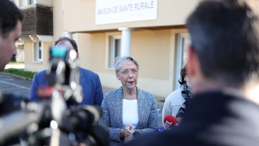 Primera ministra francesa intenta rebajar tensión sobre reforma ante un Macron firme