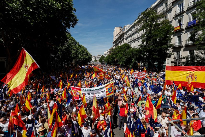 Oposición de España marcha contra Pedro Sánchez y amnistía Oposición de España marcha contra Pedro Sánchez y amnistía