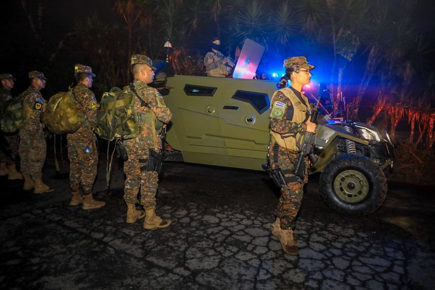 El Salvador: tropas cercan poblado para detener pandilleros