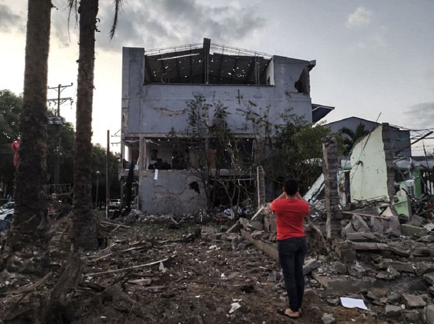 El gobierno de Colombia justificó una operación militar en la que, según pobladores y organizaciones de derechos humanos, murieron civiles que fueron presentados como guerrilleros caídos en combate, tachándola de "legítima". 