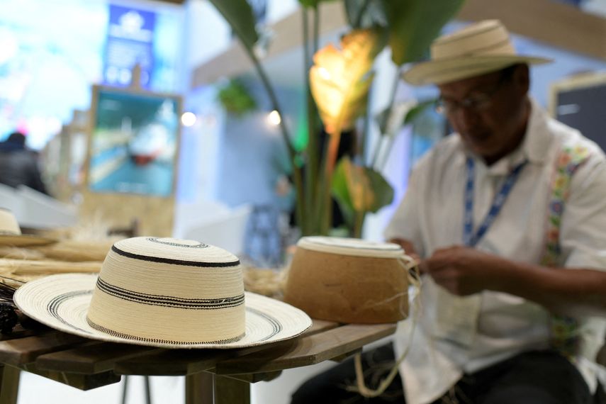 O una urbe "cosmopolita" como Ciudad de Panamá, con los vuelos que opera la aerolínea bandera del país, Copa, a 89 destinos, y ofertas como Stopover, que permite hacer una parada en el país en la ida o vuelta de un viaje, de hasta siete días y sin costo adicional en el pasaje aéreo. O una urbe "cosmopolita" como Ciudad de Panamá, con los vuelos que opera la aerolínea bandera del país, Copa, a 89 destinos, y ofertas como Stopover, que permite hacer una parada en el país en la ida o vuelta de un viaje, de hasta siete días y sin costo adicional en el pasaje aéreo.