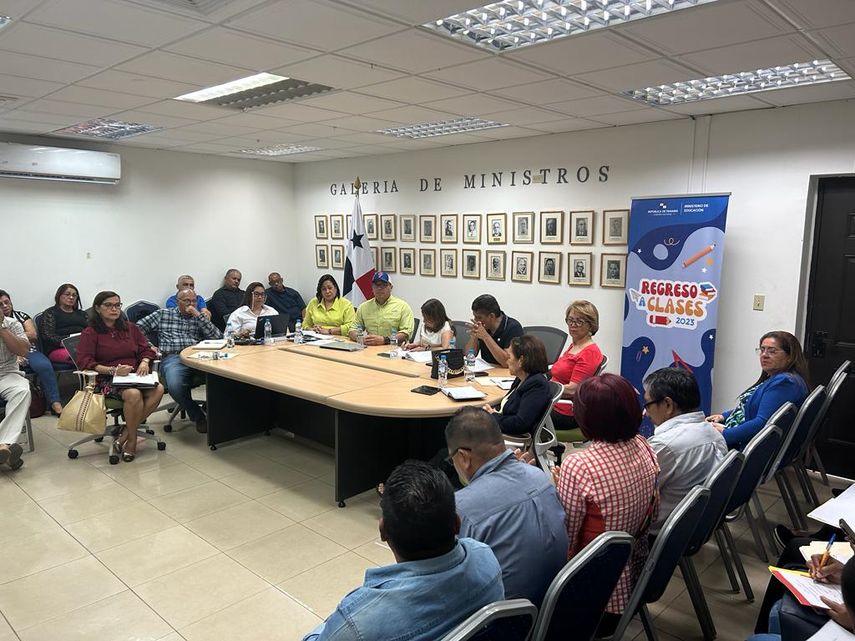 Autoridades del Ministerio de Educación (Meduca), sostuvieron el sábado una reunión con los directores regionales y supervisores técnicos docentes, con el fin de planificar la organización escolar para el inicio del año lectivo 2024. Autoridades del Ministerio de Educación (Meduca), sostuvieron el sábado una reunión con los directores regionales y supervisores técnicos docentes, con el fin de planificar la organización escolar para el inicio del año lectivo 2024.