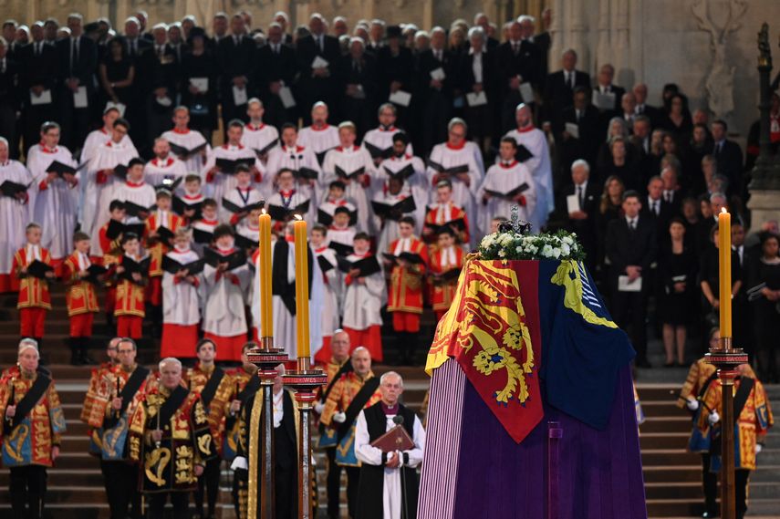 Miles y miles de personas desfilaban emocionados este jueves en Londres ante los restos mortales de Isabel II, la única reina que la mayoría conoció, y una figura que gozó del raro privilegio del afecto casi unánime en su país. 