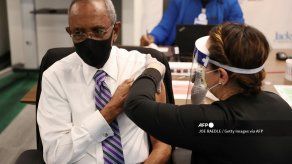 Unos cincuenta países ya comenzaron a vacunar contra el covid-19