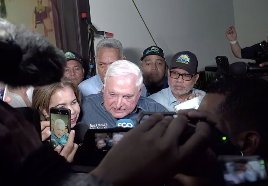 El candidato presidencial, Ricardo Martinelli, anunció que la diputada del PRD y candidata presidencial por la libre postulación, Zulay Rodríguez, será postulada por Realizando Metas (RM) a la Alcaldía de San Miguelito. El candidato presidencial, Ricardo Martinelli, anunció que la diputada del PRD y candidata presidencial por la libre postulación, Zulay Rodríguez, será postulada por Realizando Metas (RM) a la Alcaldía de San Miguelito.