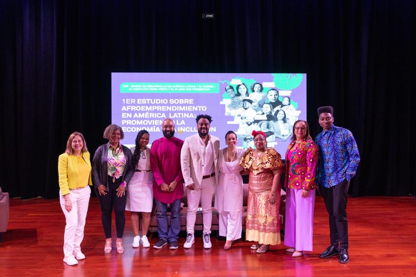 El Banco de Desarrollo de América Latina y el Caribe (CAF), junto al Instituto Feira Preta y Plano CDE, presentó el primer Estudio sobre Afroemprendimientos en Latinoamérica durante un acto celebrado en el Centro de Arte y Cultura de Colón. El Banco de Desarrollo de América Latina y el Caribe (CAF), junto al Instituto Feira Preta y Plano CDE, presentó el primer Estudio sobre Afroemprendimientos en Latinoamérica durante un acto celebrado en el Centro de Arte y Cultura de Colón.