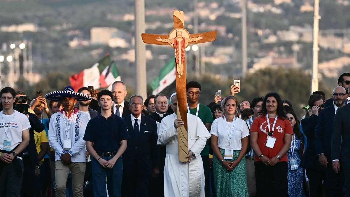 Miles de jóvenes católicos se congregan en Roma para una multitudinaria vigilia con el papa