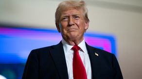 Trump anuncia venta del libro con sus fotos más icónicas y la del atentado en portada