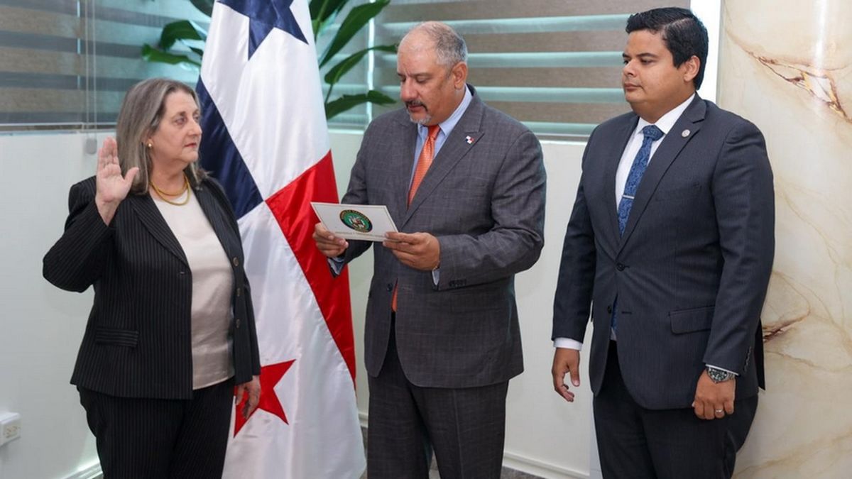 La nueva Defensora del Pueblo, Ángela Russo, fue juramentada por el presidente de la Asamblea Naciona, Jorge Herrera.