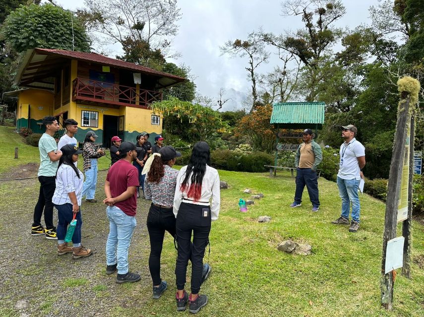 Estudiantes de la escuela de Ingeniería Agrícola