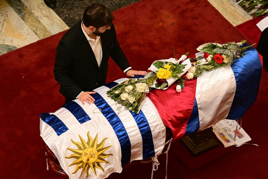 El presidente brasileño, Luiz Inácio Lula da Silva, y su par chileno, Gabriel Boric, despidieron este jueves al fallecido expresidente José Mujica en el Palacio Legislativo de Montevideo, por el que desfilaron en dos días decenas de miles de uruguayos. El presidente brasileño, Luiz Inácio Lula da Silva, y su par chileno, Gabriel Boric, despidieron este jueves al fallecido expresidente José Mujica en el Palacio Legislativo de Montevideo, por el que desfilaron en dos días decenas de miles de uruguayos.