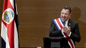 Rodrigo Chaves asume presidencia de Costa Rica con promesa de reconstruir economía