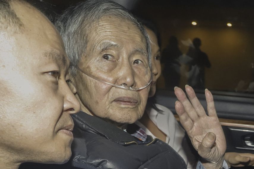 Un tribunal de Perú inició este lunes el juicio oral contra el octogenario expresidente Alberto Fujimori por una matanza de seis campesinos perpetrada por militares bajo su gobierno (1990-2000). Un tribunal de Perú inició este lunes el juicio oral contra el octogenario expresidente Alberto Fujimori por una matanza de seis campesinos perpetrada por militares bajo su gobierno (1990-2000).