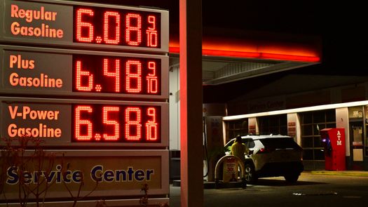 Los precios del petróleo cayeron y las bolsas subieron este lunes en cuanto el presidente de Estados Unidos, Donald Trump, ordenó posponer los ataques a las plantas eléctricas iraníes. Los precios del petróleo cayeron y las bolsas subieron este lunes en cuanto el presidente de Estados Unidos, Donald Trump, ordenó posponer los ataques a las plantas eléctricas iraníes.