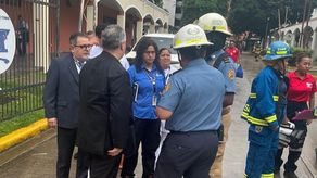 Personal de emergencia evacuó a las personas del Hospital Santo Tomás.