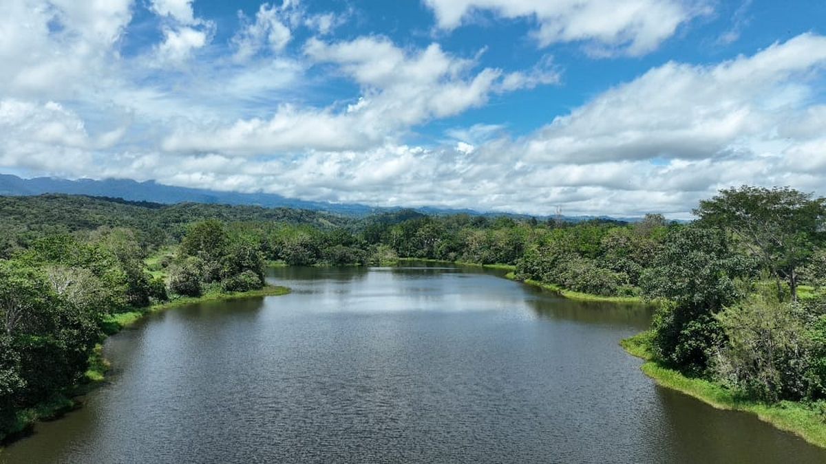 Panamá cuenta con aproximadamente 500 ríos, 67 sistemas lacustres y 52 cuencas hidrográficas. Panamá cuenta con aproximadamente 500 ríos, 67 sistemas lacustres y 52 cuencas hidrográficas.