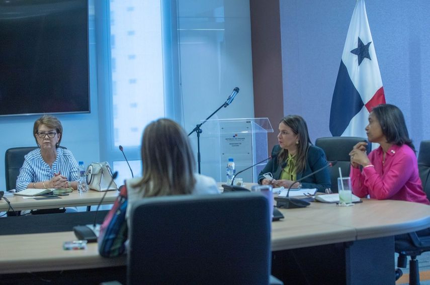 Las ministras de Educación, Maruja Gorday de Villalobos, y de Cultura, Giselle González Villarrué, con sus equipos de trabajo, se reunieron para establecer parámetros para trasladar las bibliotecas públicas del Ministerio de Educación (Meduca) a su homólogo de Cultura (MiCultura). 