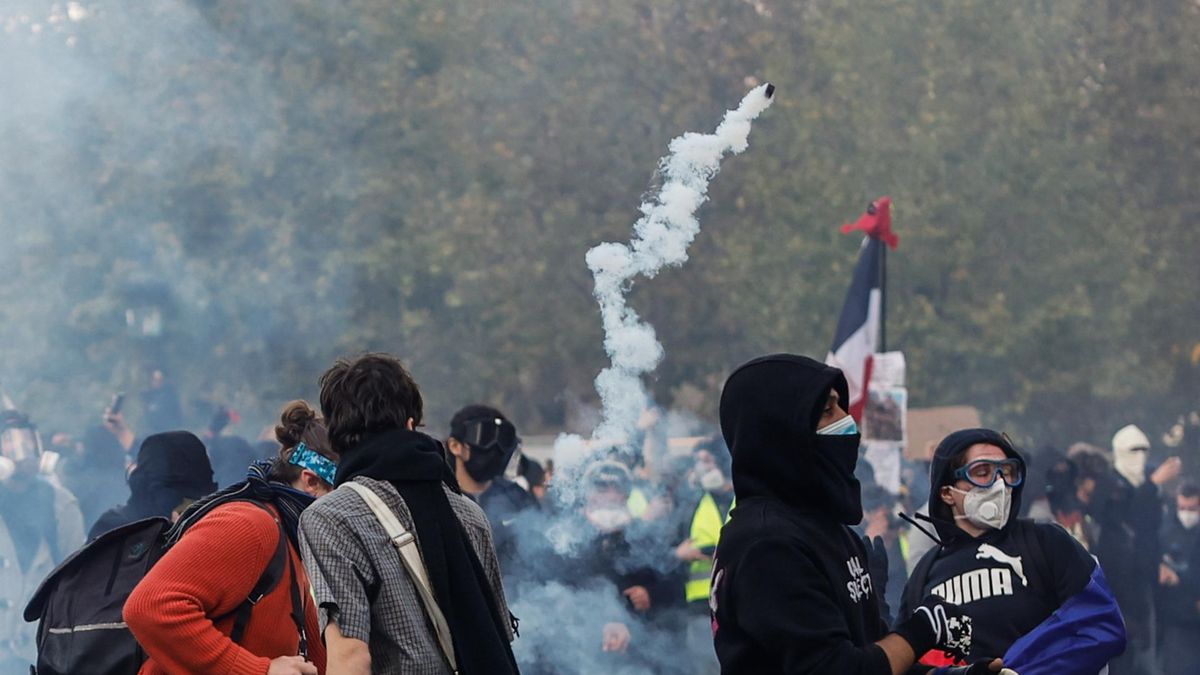 Francia decretó toques de queda parciales para frenar los violentos disturbios y saqueos derivados de las masivas protestas por el alto costo de la vida. Francia decretó toques de queda parciales para frenar los violentos disturbios y saqueos derivados de las masivas protestas por el alto costo de la vida.
