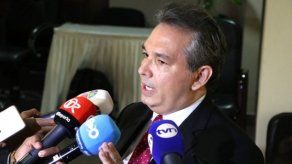 Destitución de Hoyos violó garantías constitucionales