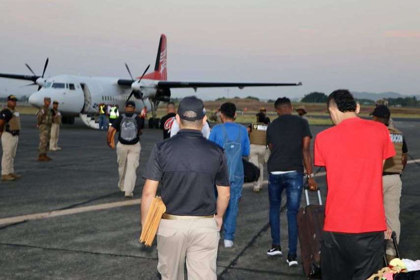 Migración expulsa 30 colombianos vinculados al narcotráfico