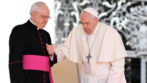 Papa Francisco bromea con mexicanos y pide un poco de tequila para el dolor de rodilla