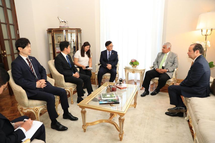 El presidente de la República, José Raúl Mulino, sostuvo un encuentro este martes con el embajador de Corea del Sur, Jeong Jinkyu, y los diputados Kang Hoon Sik y Park Sung Hoon de la Asamblea Nacional de ese país, quienes visitaron Panamá para fortalecer los lazos comerciales.