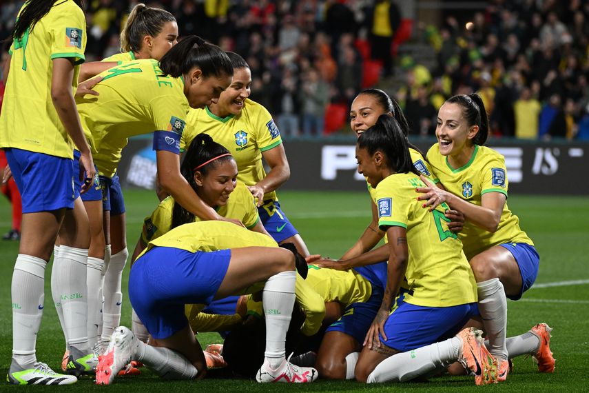 Brasil golea por 4-0 a Panamá en un cómodo debut en el Mundial Femenino Brasil golea por 4-0 a Panamá en un cómodo debut en el Mundial Femenino