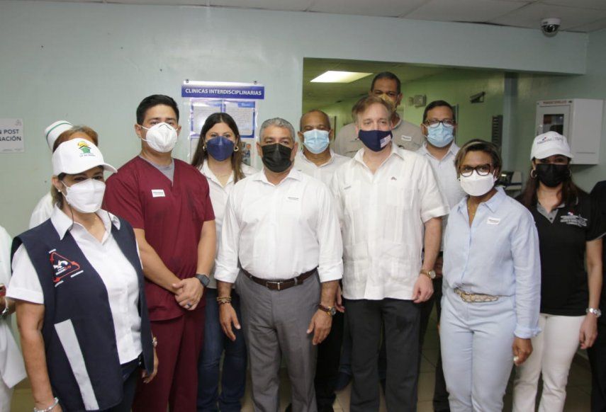 Ministro de Salud, otras autoridades e invitados internacionales en el proceso de vacunación en Panamá.