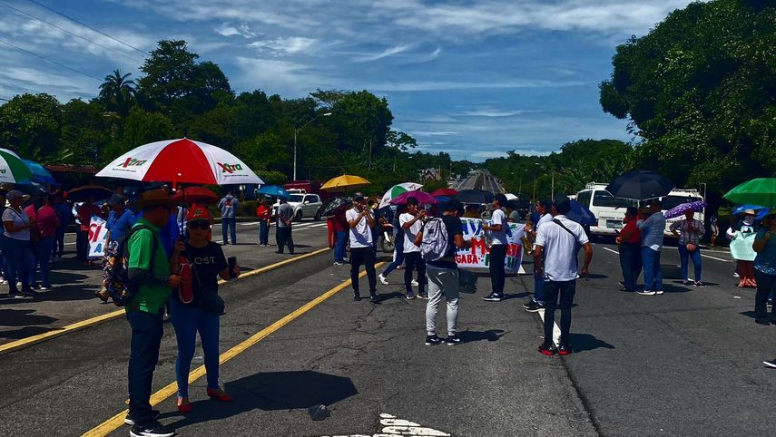 Panamá lleva 4 semanas de protestas, cierres de vías y marchas a nivel nacional en rechazo al contrato minero. Para este martes 14 de noviembre se ha convocado nuevas manifestaciones. Panamá lleva 4 semanas de protestas, cierres de vías y marchas a nivel nacional en rechazo al contrato minero. Para este martes 14 de noviembre se ha convocado nuevas manifestaciones.