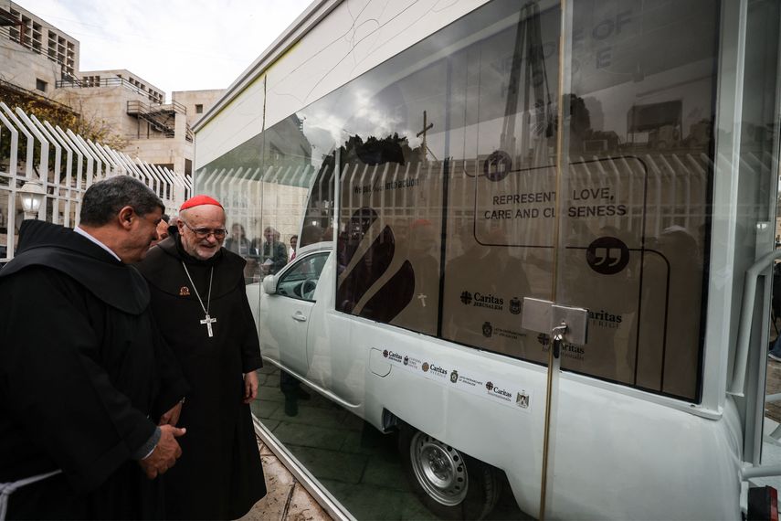 Papamóvil de Francisco llega a Belén como clínica pero Israel no permite que entre en Gaza