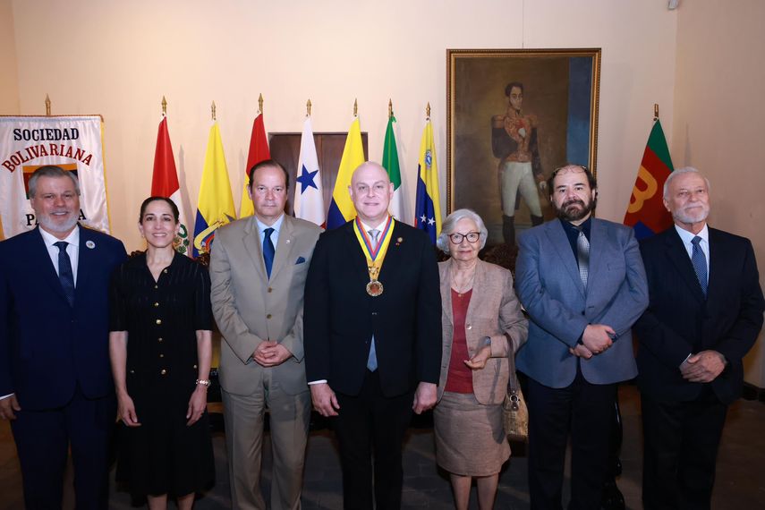 El Gobierno de Panamá pidió este jueves ante la Organización de los Estados Americanos (OEA) que el 2026 sea "proclamado" como el "año del bicentenario del Congreso Anfictiónico", en conmemoración a la reunión ideada por Simón Bolívar en la capital panameña para intentar unir a Latinoamérica. El Gobierno de Panamá pidió este jueves ante la Organización de los Estados Americanos (OEA) que el 2026 sea "proclamado" como el "año del bicentenario del Congreso Anfictiónico", en conmemoración a la reunión ideada por Simón Bolívar en la capital panameña para intentar unir a Latinoamérica. 