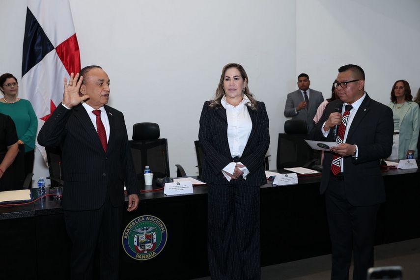 El diputado Alaín Cedeño fue juramentado.