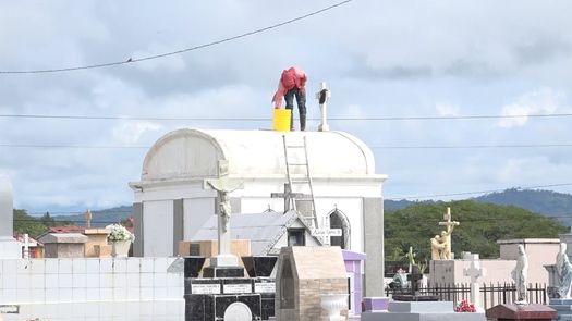 Durante esta época, muchos son quienes ofrecen sus servicios de pintura y limpieza de tumbas en el Cementerio Municipal de David.