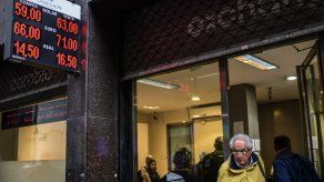 Argentina endurece control del mercado cambiario tras presidenciales