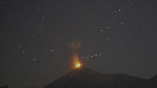 Volcán de Fuego entra en erupción en Guatemala
