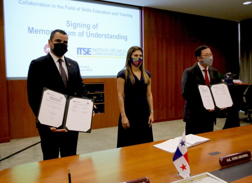 Panamá firma con Singapur acuerdos para capacitaciones