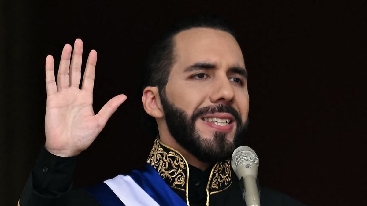 El gobierno del presidente salvadoreño Nayib Bukele propuso este martes en el Congreso, que controla, una reforma constitucional que establece la cadena perpetua para homicidas, violadores y terroristas, tras acusar a las oenegés de proteger a los pandilleros. El gobierno del presidente salvadoreño Nayib Bukele propuso este martes en el Congreso, que controla, una reforma constitucional que establece la cadena perpetua para homicidas, violadores y terroristas, tras acusar a las oenegés de proteger a los pandilleros.