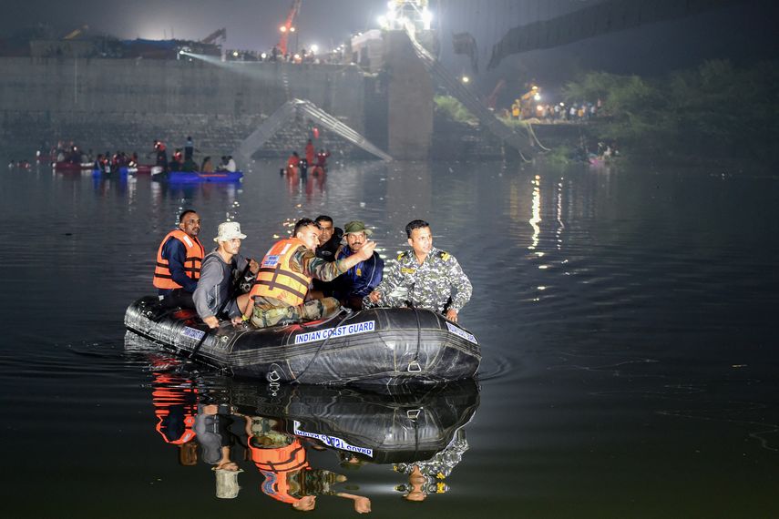Al menos 137 personas murieron en India después de que un abarrotado puente colgante de la época colonial se derrumbó sobre un río en el estado de Gujarat, informó este lunes la policía.