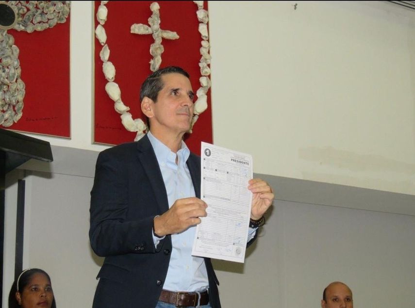 Roux recibió sus credenciales que lo certifican como candidato presidencial por el PRD.