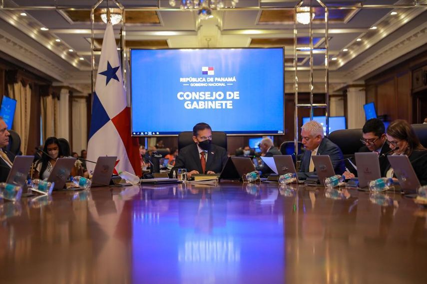 El Consejo de Gabinete también aprobó la donación entre la Unidad Administrativa de Bienes Revertidos del Ministerio de Economía y Finanzas y el Banco Hipotecario Nacional, de un polígono en Puerto Escondido, corregimiento de Cristóbal, provincia de Colón. El Consejo de Gabinete también aprobó la donación entre la Unidad Administrativa de Bienes Revertidos del Ministerio de Economía y Finanzas y el Banco Hipotecario Nacional, de un polígono en Puerto Escondido, corregimiento de Cristóbal, provincia de Colón.