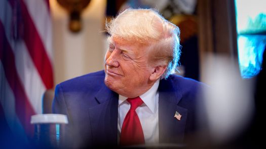 Trump revive guerra comercial con aranceles de al menos 25% a una docena de países