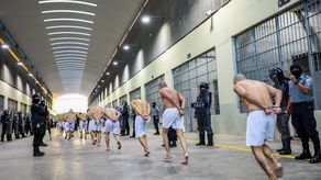 Defensa de migrantes venezolanos presos en El Salvador denuncia torturas