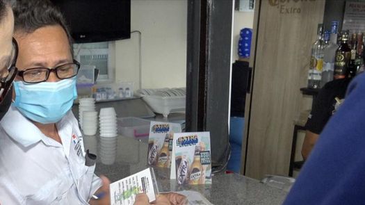 Manipuladores de alimentos deben tener sus tres dosis completas