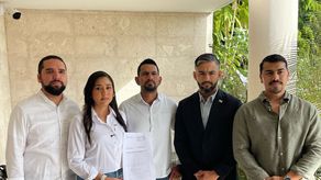 La bancada Vamos, presentó una demanda contencioso-administrativa de nulidad ante la Sala Tercera de la Corte Suprema de Justicia (CSJ) contra la resolución que ordenó colocar “CON PASO FIRME” en las nuevas placas vehiculares para el periodo 2026-2030.