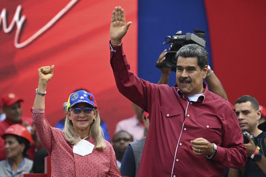 Venezuela: Oposición inscribe en presidenciales con dos candidatos