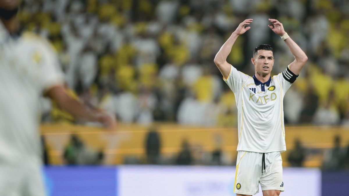 Cristiano Ronaldo levantó este jueves su primera Liga de Arabia Saudí, la décima del Al Nassr, después anotar un doblete y liderar al conjunto de Jorge Jesús en su victoria ante el Damac (4-1) en un partido en el que el astro luso alcanzó los 973 goles en su trayectoria deportiva. Cristiano Ronaldo levantó este jueves su primera Liga de Arabia Saudí, la décima del Al Nassr, después anotar un doblete y liderar al conjunto de Jorge Jesús en su victoria ante el Damac (4-1) en un partido en el que el astro luso alcanzó los 973 goles en su trayectoria deportiva.