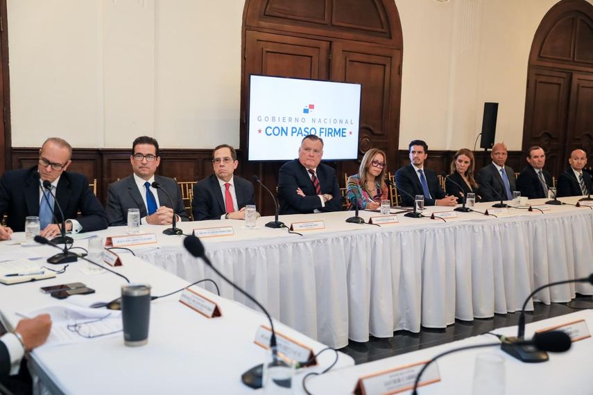 El Presidente de la República, José Raúl Mulino, se reunió este lunes con los directivos de la Asociación Bancaria de Panamá (ABP) con el objetivo de alcanzar consensos para facilitar el acceso de todos los panameños al sistema bancario. El Presidente de la República, José Raúl Mulino, se reunió este lunes con los directivos de la Asociación Bancaria de Panamá (ABP) con el objetivo de alcanzar consensos para facilitar el acceso de todos los panameños al sistema bancario.